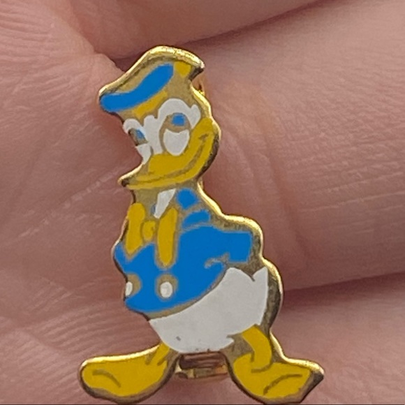 Vintage Disney Donald Duck Enamel Pin - Picture 2 of 5